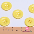 Knoflík hladký, lesklý, sytě žlutý 