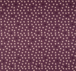 Bavlněný popelín potisk tmavší a světlejší srdíčka na fialové 