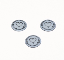 Štítek na oblečení kulatý, matný, malované srdíčko na modré světlejší