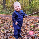 Úplet drobné královsky modré puntíčky na tmavě modré