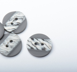 Knoflík kulatý, matný šedý s žíhaným plastickým pruhem uprostřed