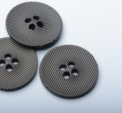 Knoflík kulatý, černý s jemnými bílými proužky - velký