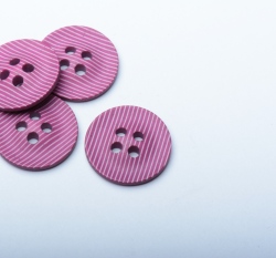 Knoflík kulatý, růžový s jemnými bílými proužky - malý
