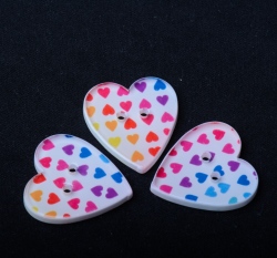 Knoflík srdíčko s barevnými srdíčky - velké