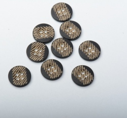 Knoflík kulatý, čtyřdírkový, matný tmavě hnědý s tečkami v pruhu uprostřed - malý