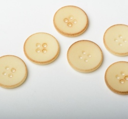 Knoflík kulaty, béžový s hnědým okrajem
