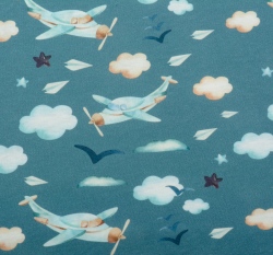 Bavlněný úplet letadélka mezi obláčky na modré