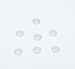 Knoflík,kulatý, čtyřdírkový, bílý se zakulaceným okrajem
