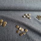 Metalické knoflíčky na jeans bavlně se stříbrnými proužky