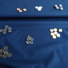 Mix knoflíčků na tmavě modrém popelínu