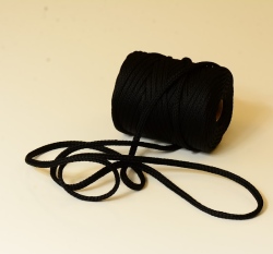 Šňůra kulatá oděvní PES 7 mm černá