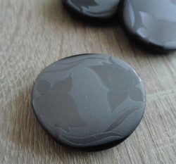 Knoflík kulatý černo - stříbrný s lesklými květy