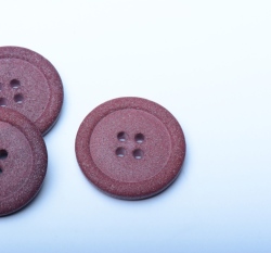 Knoflík kulatý, čtyřdírkový, matný vínový s jemnými krupičkami