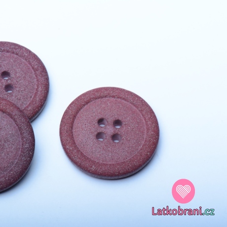 Knoflík kulatý, čtyřdírkový, matný vínový s jemnými krupičkami