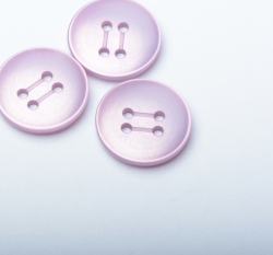 Knoflík kulatý, čtyřdírkový fialkovo - růžový