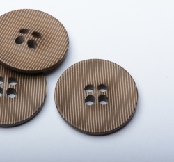 Knoflík kulatý, hnědý s jemnými bílými proužky - velký