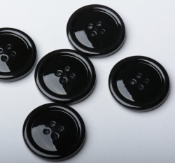 Knoflík kulatý, čtyřdírkový, černý dvojí lesk