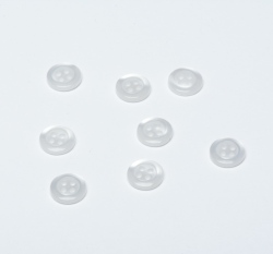 Knoflík,kulatý, čtyřdírkový, bílý