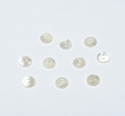 Knoflík perleťový s ozdobeným okrajem