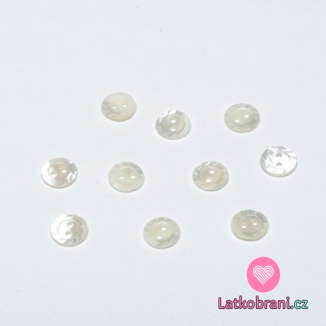 Knoflík perleťový s ozdobeným okrajem