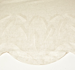 Viskóza s příměsí lnu s výšivkou listů a ozdobným okrajem na přírodní 