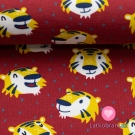 Úplet potisk šťastní tygříci mezi nepravidelnými puntíky na  červené