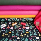 Lesní kvítí s beruškami na černé