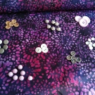 Mix knoflíčků na tmavě fialové s kapkami