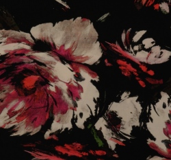 Viskóza potisk velké vínové květy na černé