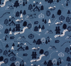 Teplákovina počesaná medvídci mezi stromy a stany na modré