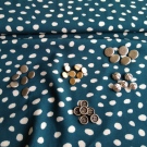 Metalické knoflíčky na petrolejovém puntíku