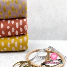 Teplákovina s příměsí modalu potisk bílé nepravidelné tahy štětcem na hořčicové