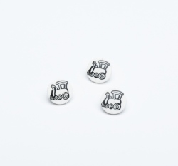 Knoflík šedý kulatý, dětský mašinka na bílé