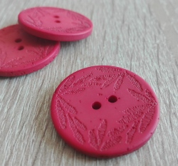 Knoflík s vyrytými lístečky cihlový