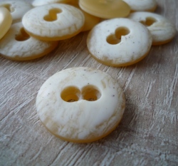 Knoflík z buvolího rohu hladký melírovaný