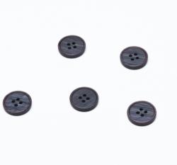 Knoflík kulatý, čtyřdírkový tmavě fialový