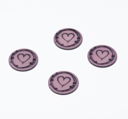 Štítek kulatý, matný, malované srdíčko na fialové