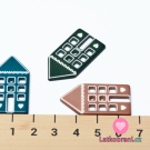 Knoflík ve tvaru domečku s dvěma srdíčky pudrový tmavší