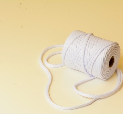 Šňůra kulatá oděvní PES 7 mm bílá