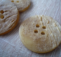 Knoflík z buvolího rohu strukturovaný světlý