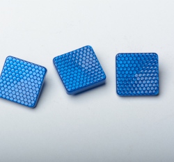 Knoflík čtvercový, lesklý, 