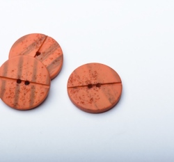 Knoflík kulatý, matný, cihlový s proužky 