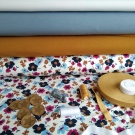 Barevné květy na bílé