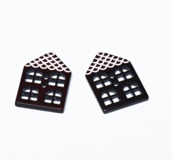 Knoflík ve tvaru domečku tmavě hnědý