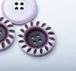 Knoflík kulatý, čtyřdírkový fialový s ozdobným okrajem