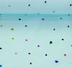 Jemný modrý tyl s barevnými srdíčky