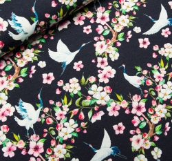 Teplákovina potisk jeřábi mezi květy višní na tmavě modré