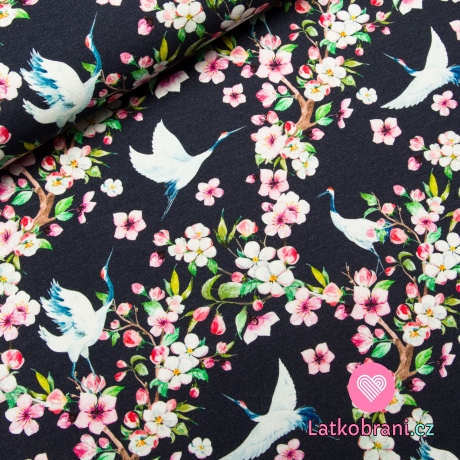 Teplákovina potisk jeřábi mezi květy višní na tmavě modré