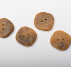 Knoflík hranatý, zaoblený, žíhaný hnědý