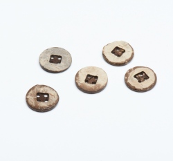 Knoflík z kokosu, čtyřdírkový oboustranný